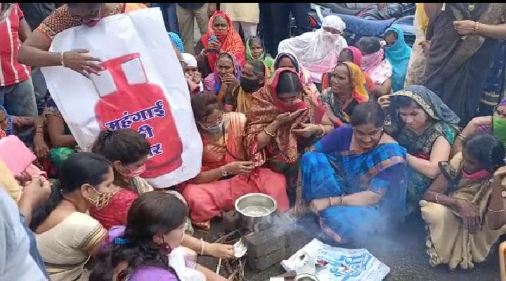 Khandwa : महंगाई के खिलाफ महिला कांग्रेस का प्रदर्शन, सड़क पर चूल्हे पर चाय बनाकर किया विरोध
