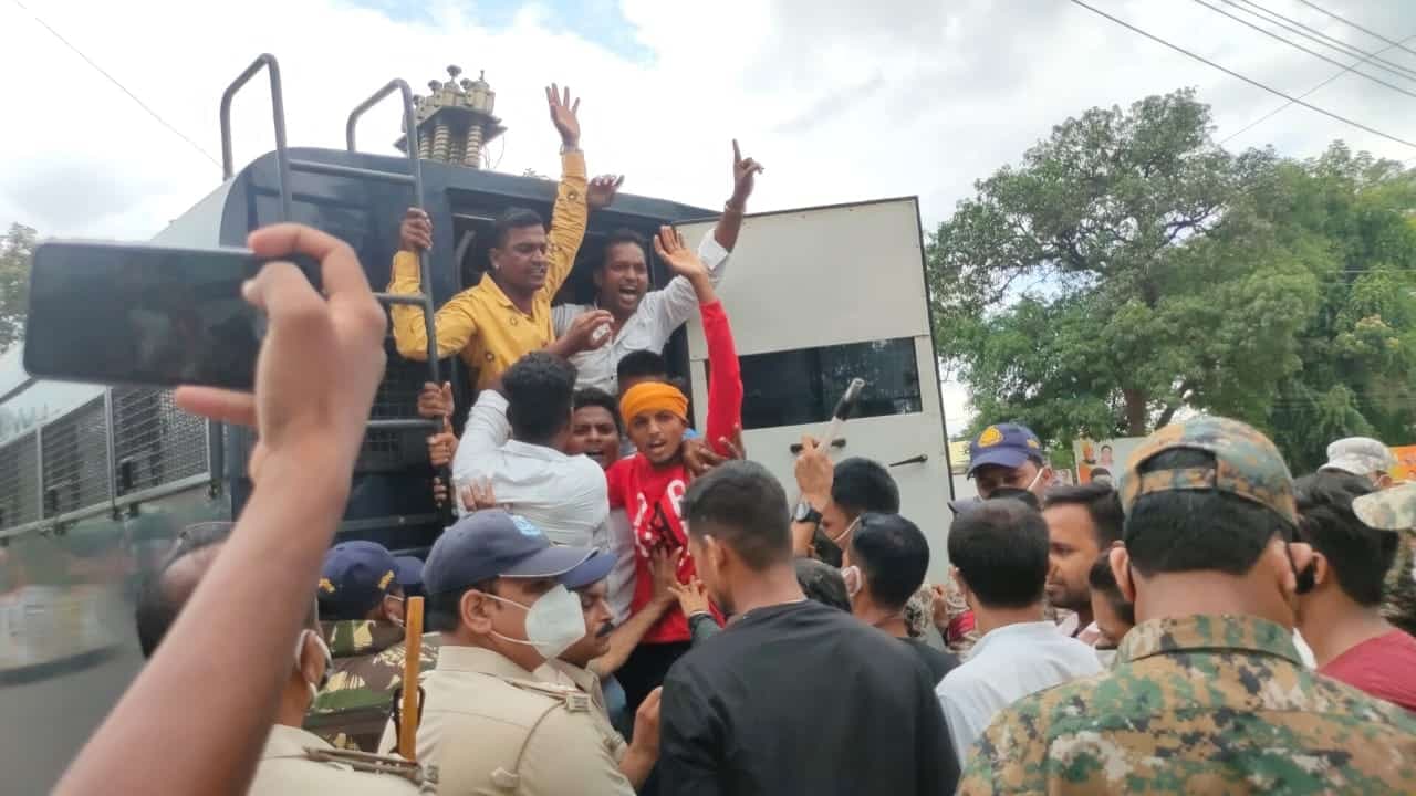प्रभारी मंत्री को काले झंडे दिखाने का मामला, युवा कांग्रेसी गिरफ्तार, हड़कंप