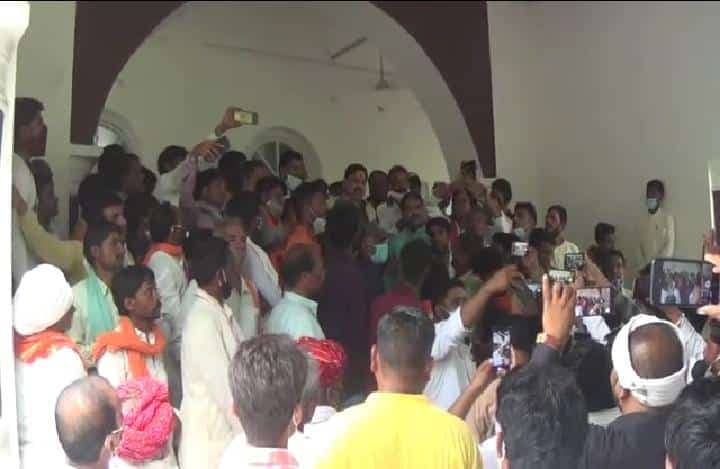प्रभारी मंत्री बनने के बाद राजगढ़ पहुंचे मोहन यादव, स्वागत में उड़ी कोरोना नियमों की धज्जियां