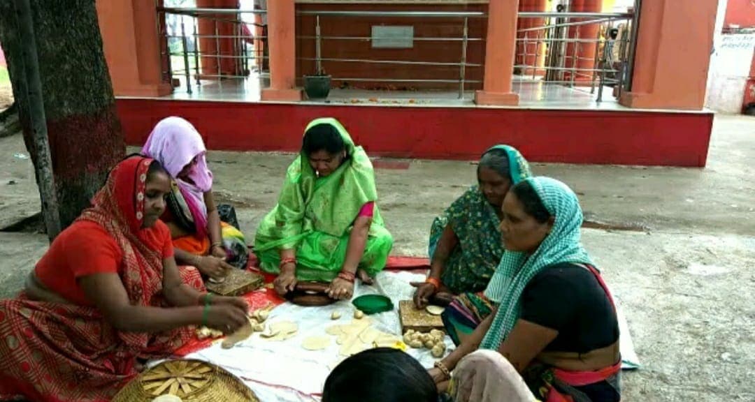 Video: पूर्व मंत्री इमरती देवी का अलग अंदाज, बाढ़ पीड़ितों के लिए पूड़ी बेलती दिखीं