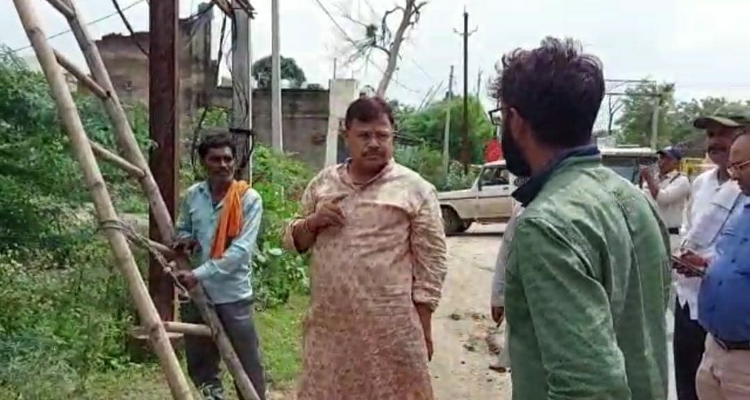 पुरानी नसेनी पर लाइन मेन को काम करते देख भड़के ऊर्जा मंत्री, भरे पानी में किया निरीक्षण