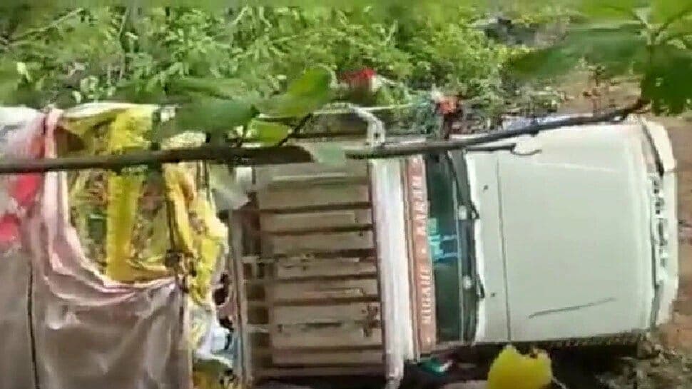 Barwani Road Accident: पिकअप वाहन पलटने से बड़ा हादसा, 4 की मौत, कई घायल