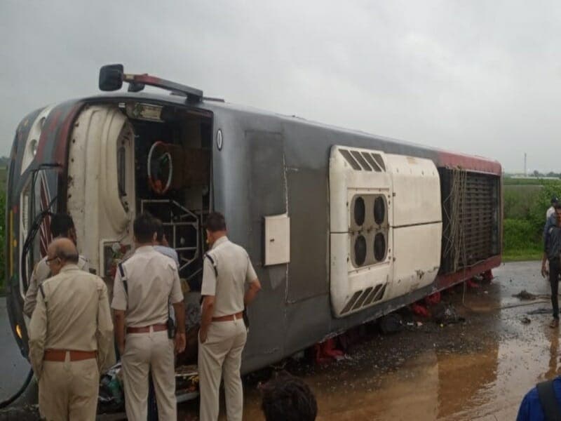 Vidisha Road Accident: अनियंत्रित होकर पलटी बस, 10 से अधिक घायल, 3 की हालत गंभीर