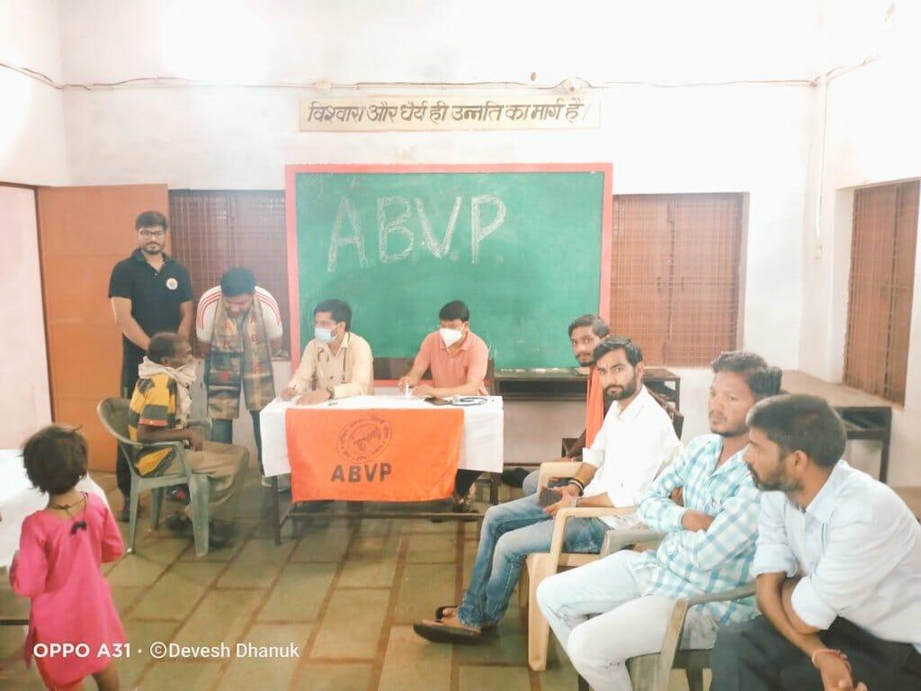 Shivpuri news: ABVP कार्यकर्ताओं ने बाढ़ पीड़ित बस्ती में किया निःशुल्क चिकित्सा शिविर का आयोजन