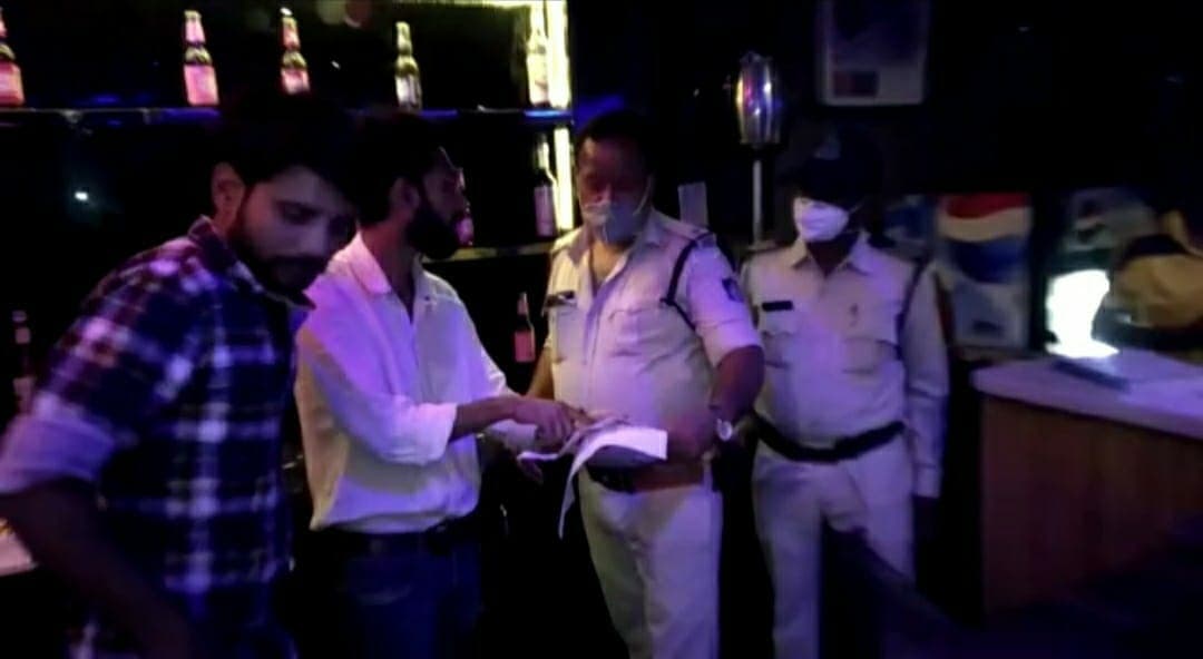 Gwalior News: फ्रेंडशिप डे पर पब में चल रही थी पार्टी, अवैध शराब की शिकायत पर पुलिस का छापा