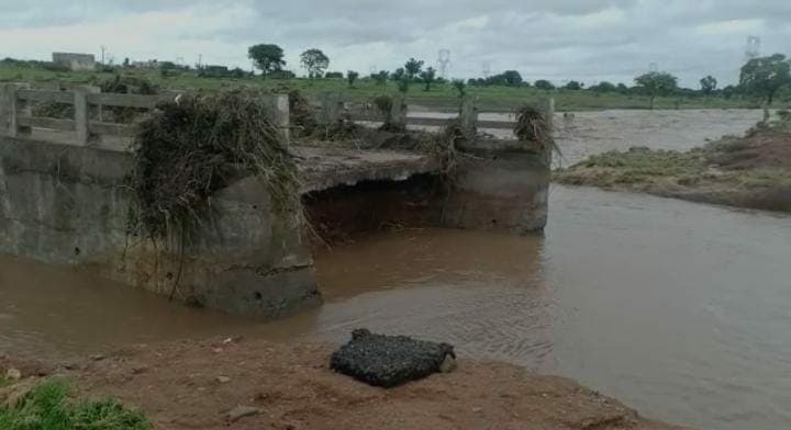 Shivpuri News: भ्रष्टाचार की भेंट चढ़ी करोड़ों की सड़क, निर्माण के बाद पहली ही बारिश में बहा पुल