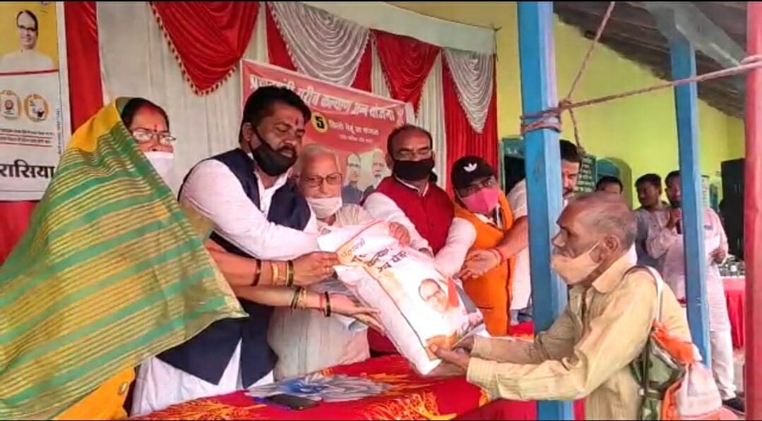 छिंदवाड़ा- प्रधानमंत्री गरीब कल्याण अन्न योजना के अंतर्गत गरीबों को राशन वितरण