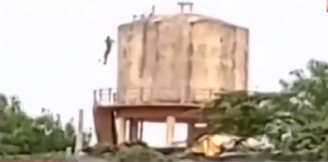 मायके से पत्नी को घर ले जाने पर हुआ विवाद तो पति ने 60 फीट की टंकी पर चढ़कर लगा दी छलांग