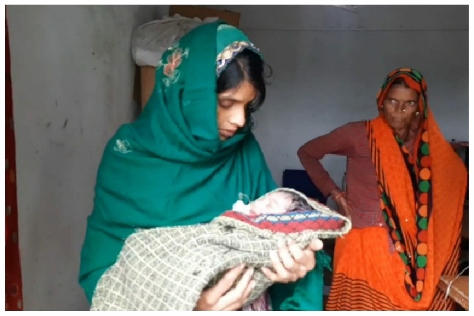राजगढ़ में पुलिया के तेज बहाव में फंसी गर्भवती महिला, पुलिस ने ऑटो में करवाई डिलीवरी, जच्चा-बच्चा स्वस्थ