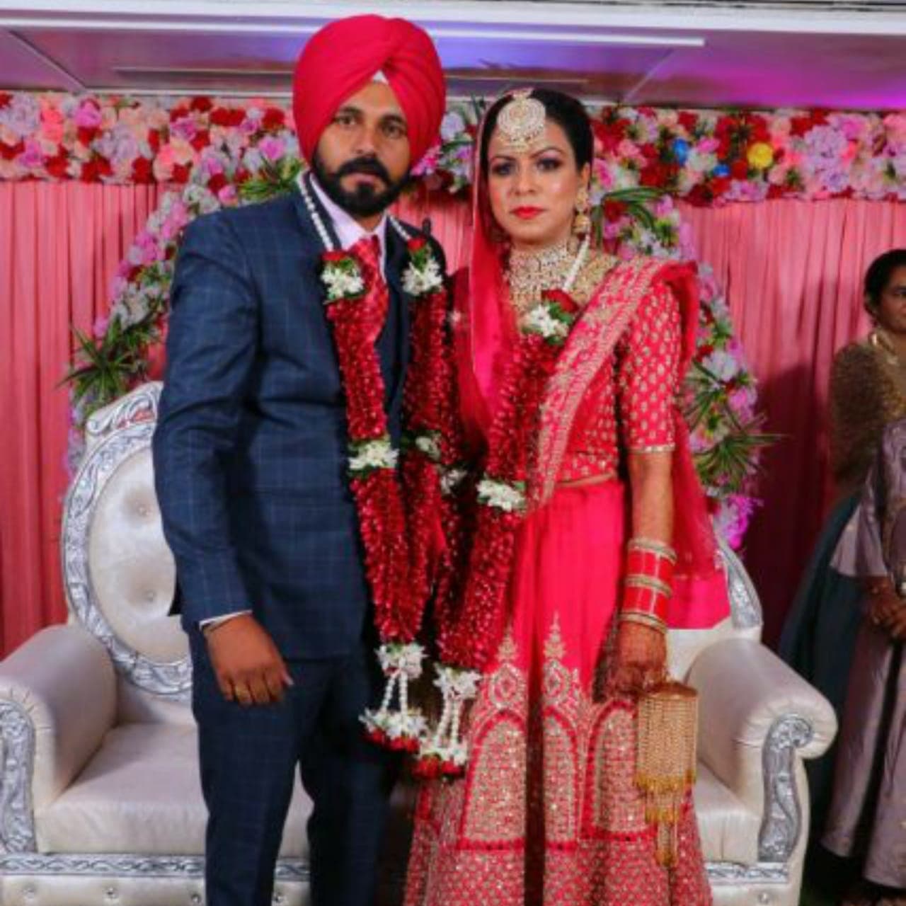 4 महीने की बच्ची को लेकर भटक रहे दम्पति, मैरिज सर्टिफिकेट के लिए खर्च हुए 9 लाख