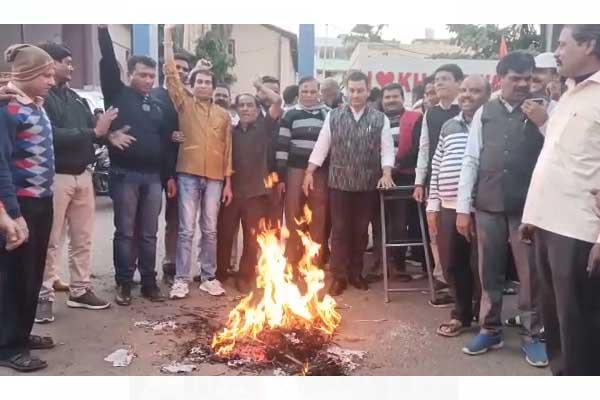 खंडवा : भाजपाइयों ने पूर्व सीएम दिग्विजय सिंह और कमलनाथ का पुतला फूंका, पुतले की आग से बाल बाल बचे भाजपा कार्यकर्त्ता