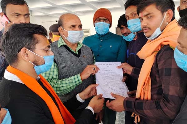 मुरैना : गौ सेवकों ने आक्रोशित होकर जिला कलेक्टर को दिया ज्ञापन।