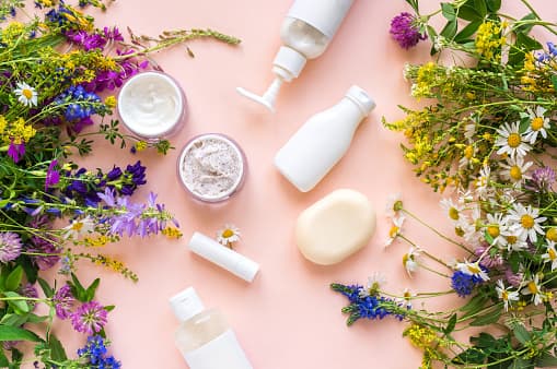 Cosmetics में होते हैं ढेरों केमिकल , जाने कैसे प्रोडक्ट हैं आपके skin के लिए बेहतर