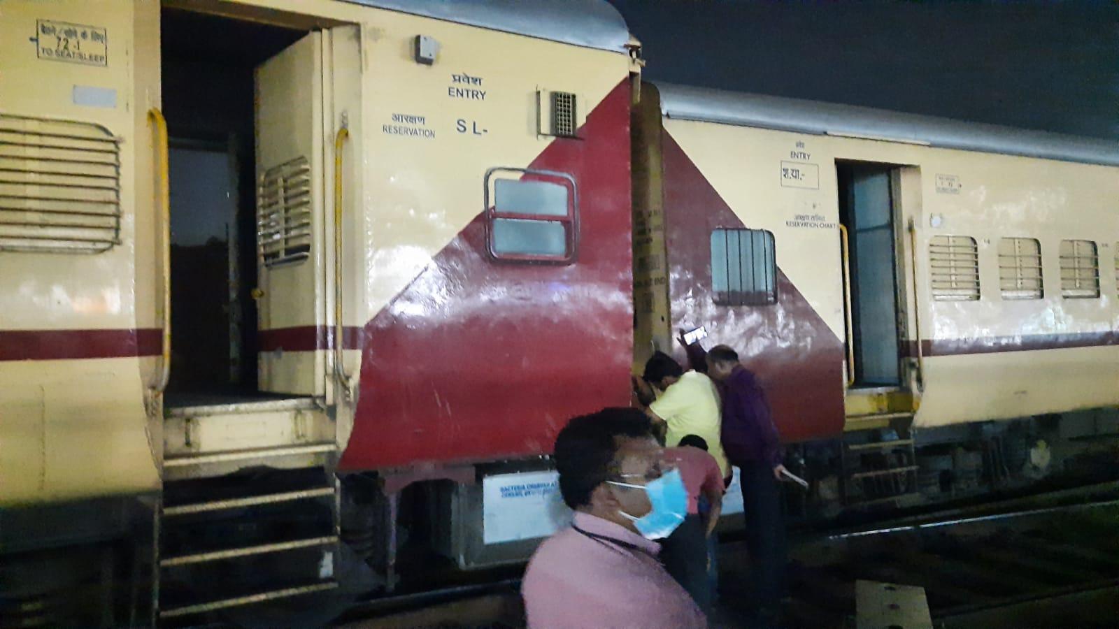 रानी कमलापति स्टेशन पर रेवांचल एक्सप्रेस का पहिया पटरी से उतरा