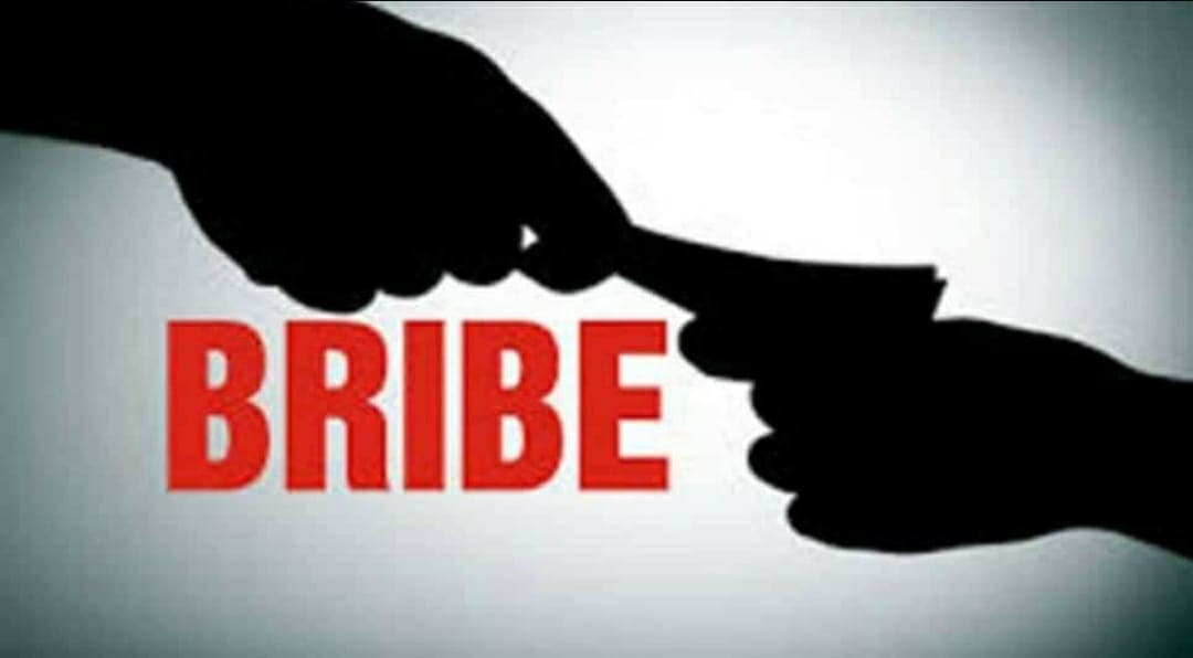 लोकायुक्त ने बिजली कंपनी के इंजीनियर को स्टाफ सहित रिश्वत लेते गिरफ्तार किया