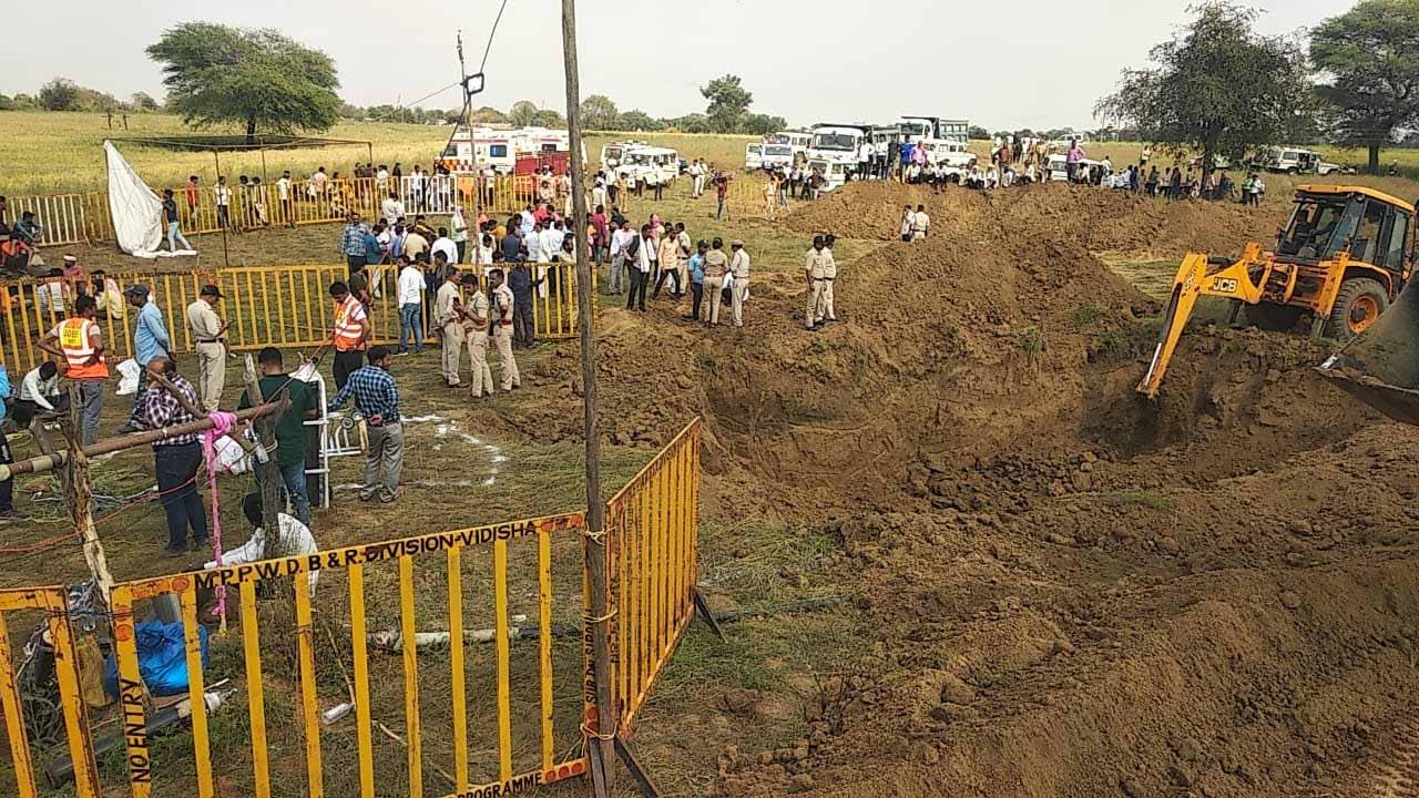 Vidisha News : खेलते समय 60 फीट गहरे बोरवेल में गिरा 7 साल का बच्चा, बचाव अभियान जारी