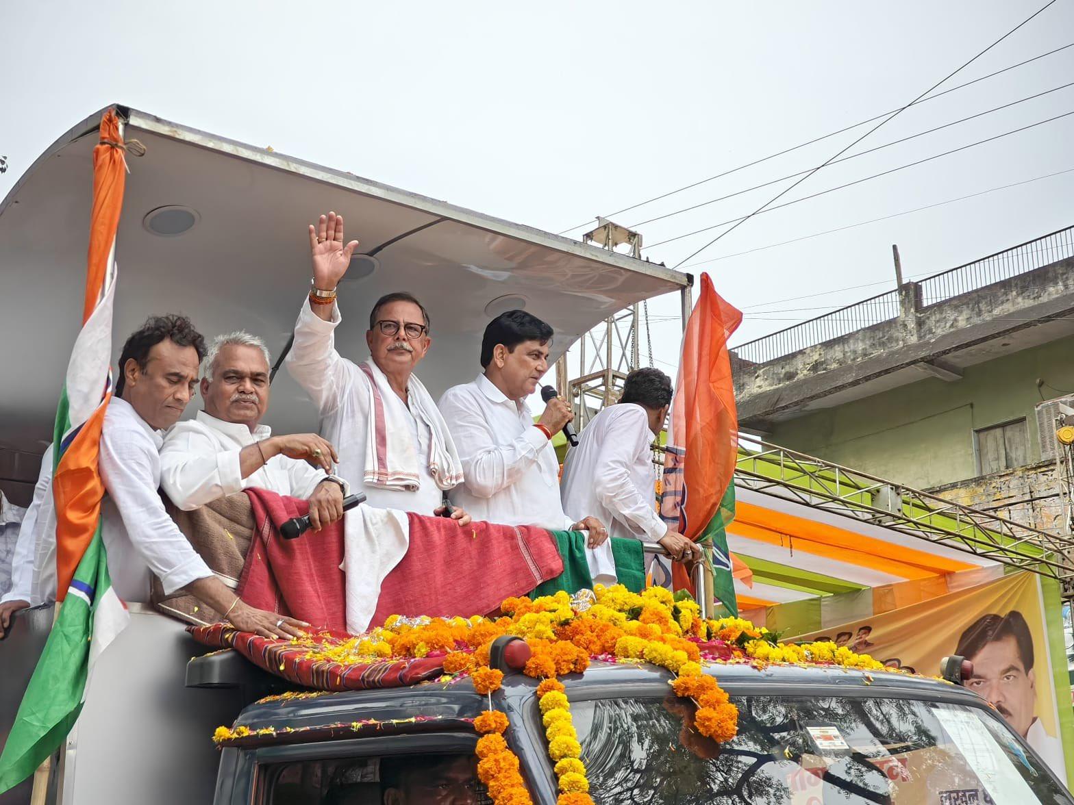 जबलपुर पहुंची कांग्रेस की जन आक्रोश यात्रा, जगह-जगह पुष्प वर्षा कर किया गया स्वागत