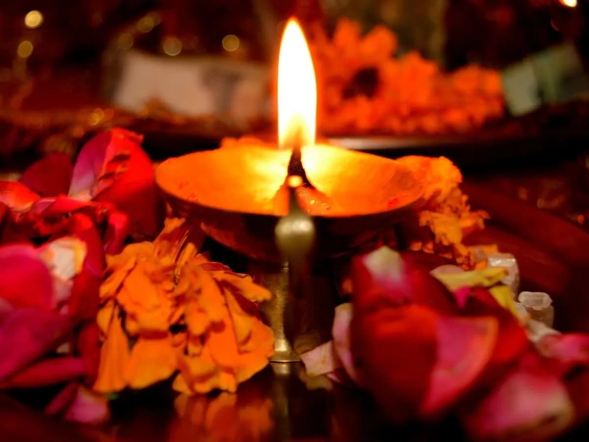 नवरात्रि के दौरान अखंड ज्योत जलाने के नियम, जानें किस दिन जलाएं