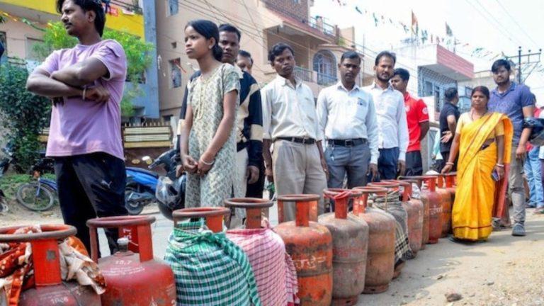 दिल्ली में LPG संकट की अफवाहों के बीच सरकार का बड़ा कदम, कालाबाजारी रोकने के लिए 70 टीमें तैनात, आपूर्ति सामान्य होने का दावा