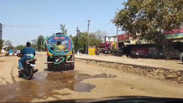 फोरलेन निर्माण में नियमों की उड़ रहीं धज्जियां, पानी के टैंकर पर तेज म्यूजिक से बढ़ा हादसे का खतरा