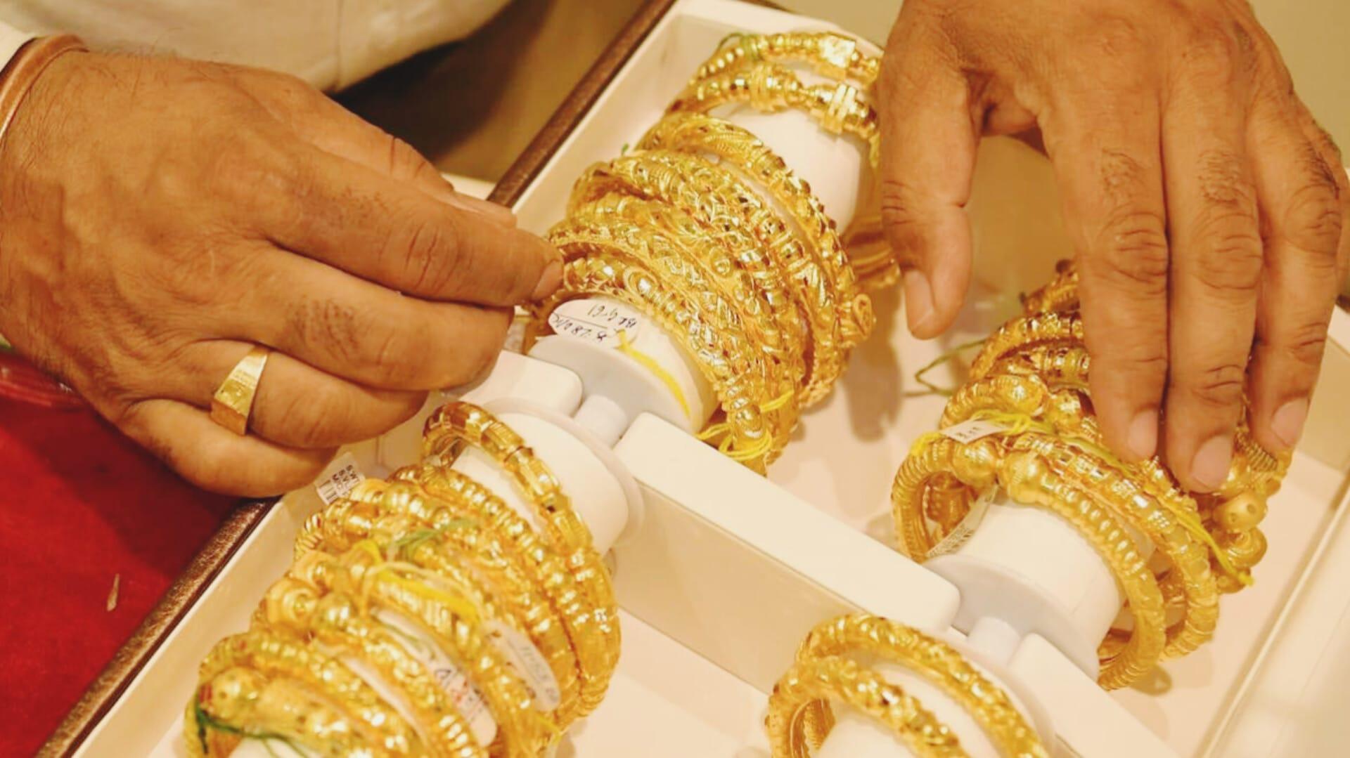 Gold Prices Surge by ₹870, Silver Jumps ₹9,000 Ahead of New Year 2026; Check December 10 Rates
