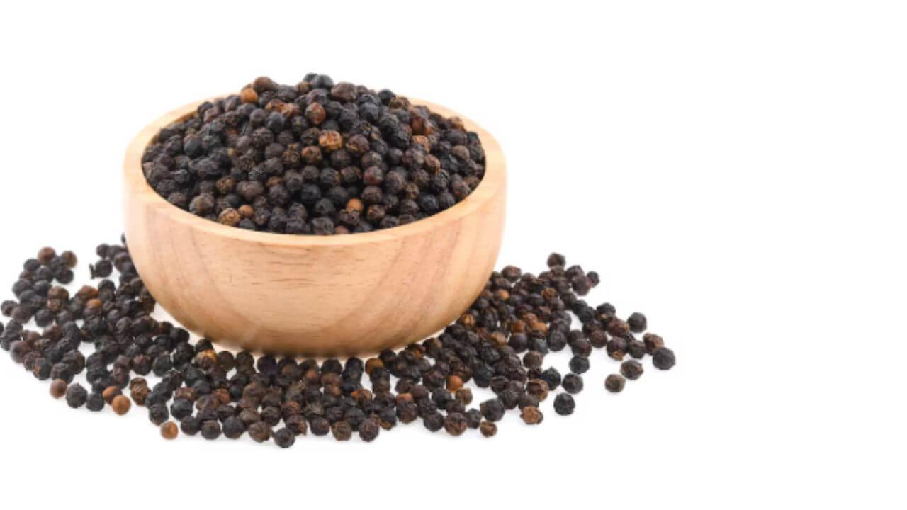 सकाळी रिकाम्या पोटी चावून खा काळी मिरी, आतडे स्वच्छ होतील मिळतील अनेक फायदे