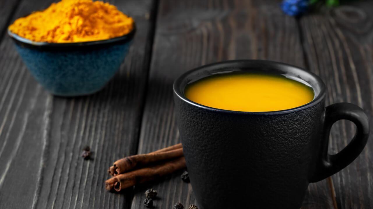 हिवाळ्यात रोज प्या हळदीचा चहा, आरोग्याला मिळतील ५ जबरदस्त फायदे