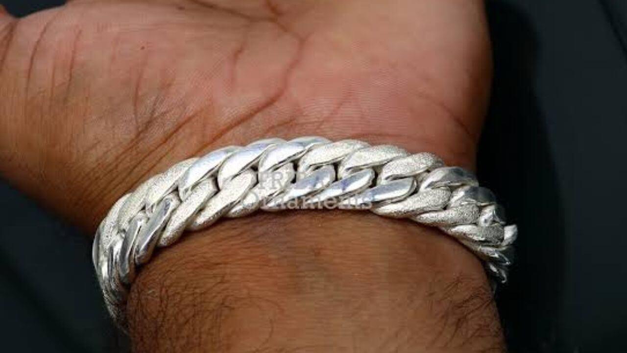 Silver : या राशीच्या लोकांनी चुकूनही घालू नये चांदी; अन्यथा मोठं नुकसान होईल