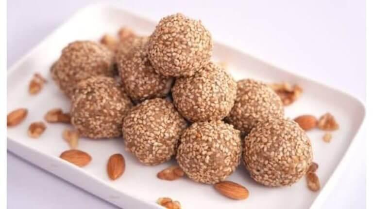 Makar Sankranti 2026 : घरीच तयार करा संक्रांत स्पेशल तिळाचे लाडू, पाहा सोपी रेसिपी