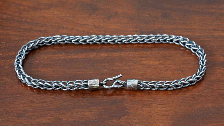 कोणत्या राशीच्या लोकांनी चांदीचे ब्रेसलेट घालावे? जाणून घ्या