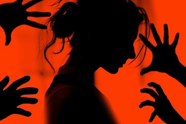 पति बोला मुंबई में पार्टनर बदलकर करते हैं एंजॉय, वहीं चलो, महिला पहुंची पुलिस के पास