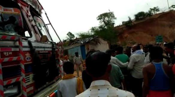 तेज रफ़्तार ट्रक ने तीन बच्चों को रौंदा, गुस्साए लोगों ने की तोड़फोड़, लगाया जाम