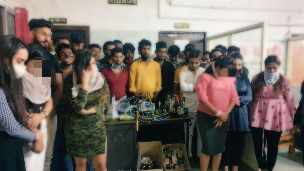 रईसजादों की बर्थडे पार्टी पर पुलिस की दबिश, पी रहे थे हुक्का-शराब, 26 लड़के 7 लड़कियां गिरफ्तार