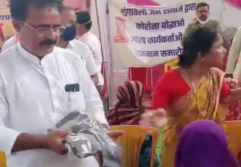 अब मंत्री ब्रजेंद्र यादव का महिलाओं को साड़ी बांटते वीडियो वायरल, मचा हड़कंप