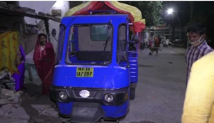 VIDEO : इंदौर में दो पक्षो में विवाद, जमकर हुई मारपीट, वाहनों में तोड़फोड़