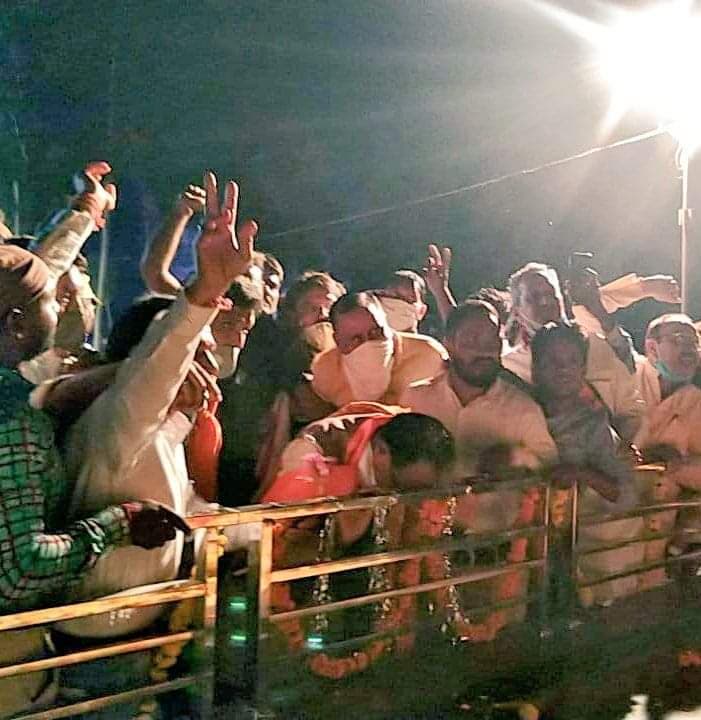 हाटपिपल्या में इस दिग्गज नेता को याद कर भावुक हुए शिवराज, काफिला रोक झुकाया शीश
