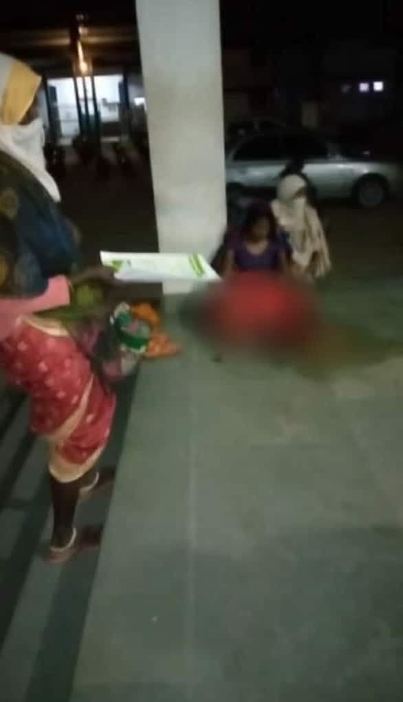 मर गयी संवेदना, जिला अस्पताल में बड़ी लापरवाही, प्रसूता ने गेट पर ही दिया बच्चे को जन्म