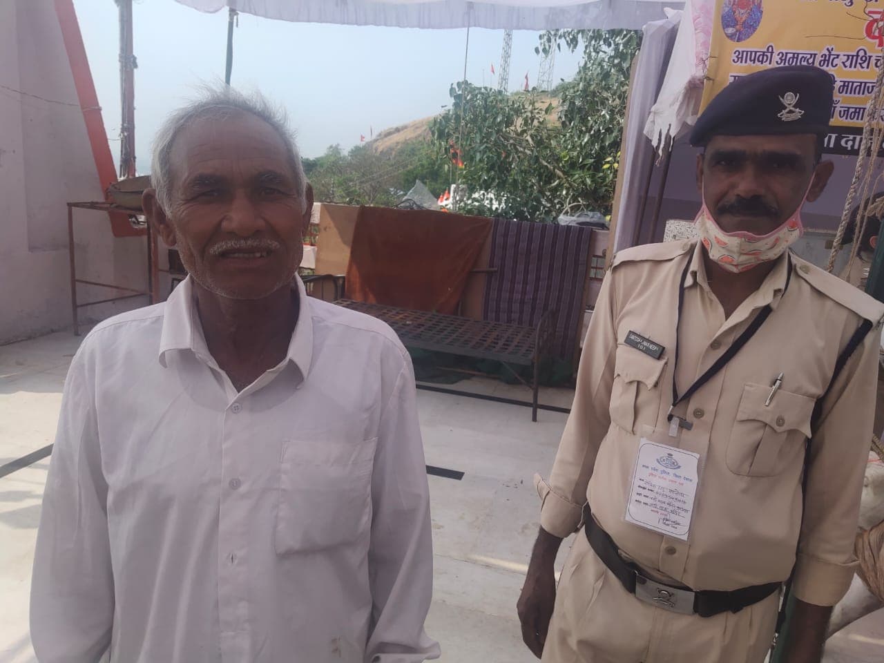 पुलिस की ईमानदारी ,बुजुर्ग को ढूंढ कर लौटाए बीस हजार रुपए