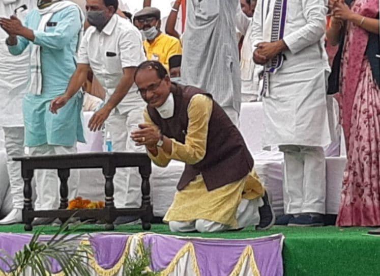 जब जनता के सामने घुटनों पर बैठ गए शिवराज, वीडियो हो रहा वायरल