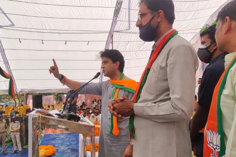 मंच से बोले सिंधिया-‘हां कमलनाथ मैं कुत्ता हूँ, मेरे मालिक को उंगली दिखाई तो कुत्ता काट लेगा’