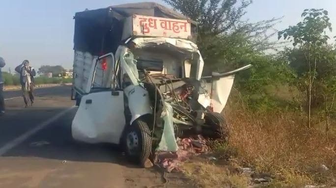 Road Accident : मप्र में भीषण सड़क हादसे में 3 की दर्दनाक मौत, वाहन के उड़े परखच्चे