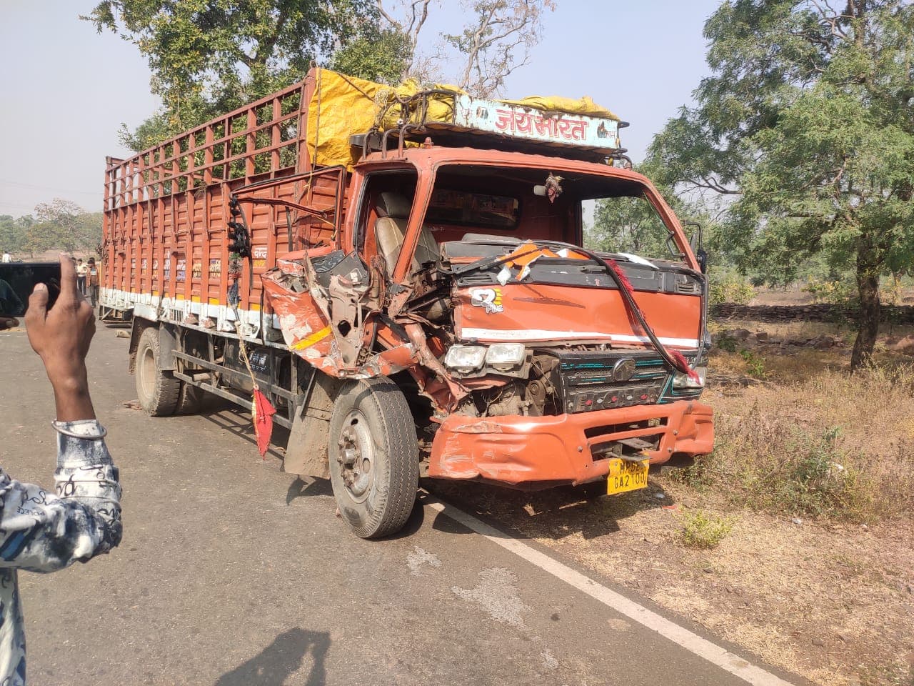 Damoh Accident: बस और ट्रक की जोरदार भिड़ंत, 20 यात्री घायल