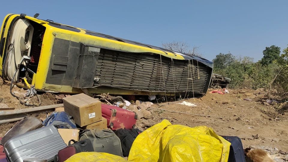 दुर्घटनाग्रस्त जीप को देख रहे लोगों पर तेज रफ्तार बस पलटी,चार की मौके पर ही मौत