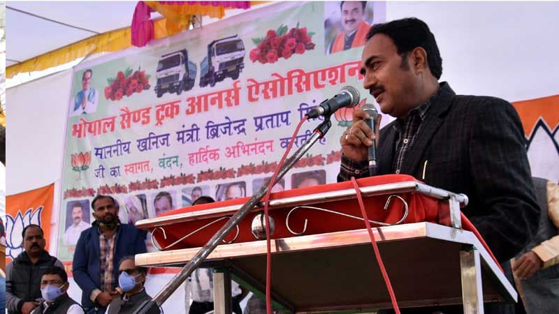 भोपाल सैण्ड ट्रक आनर्स एशोसिएशन की हड़ताल समाप्त, मंत्री बोले- अब सिर्फ चेकपोस्ट पर ही चेक होंगी गाड़ियां