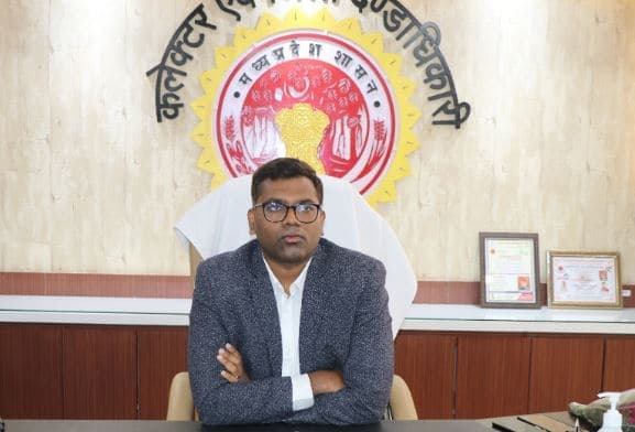 मुरैना कलेक्टर का एक्शन- 9 अधिकारियों को शोकॉज नोटिस, वेतन काटने के निर्देश