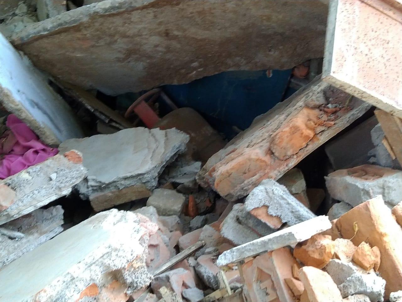 Gwalior: सिलेंडर में ब्लास्ट, धमाके के साथ गिरा मकान, मां बेटे को रेस्क्यू कर निकाला