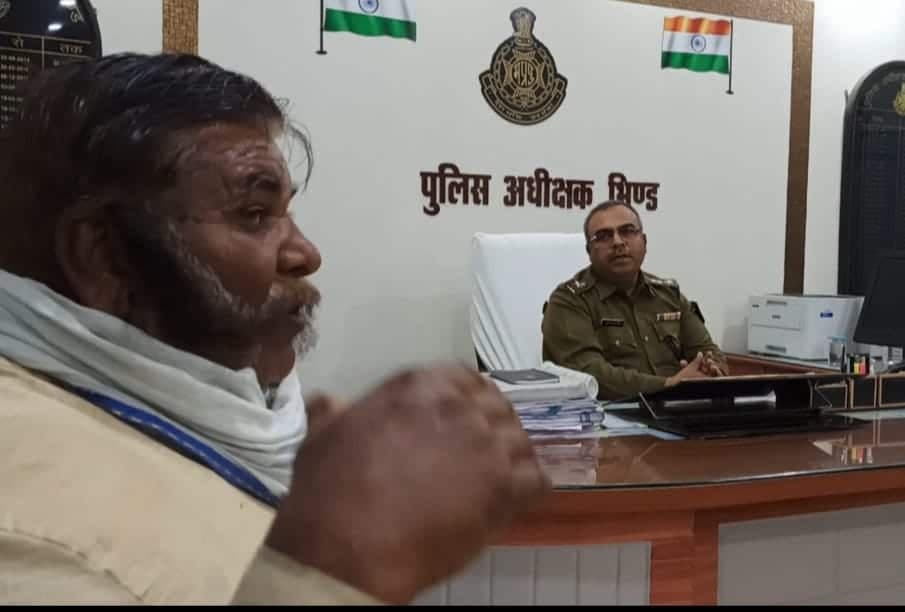 आवेदक की मूंछों पर फिदा हुए एसपी, फ़ौरन करवाया काम