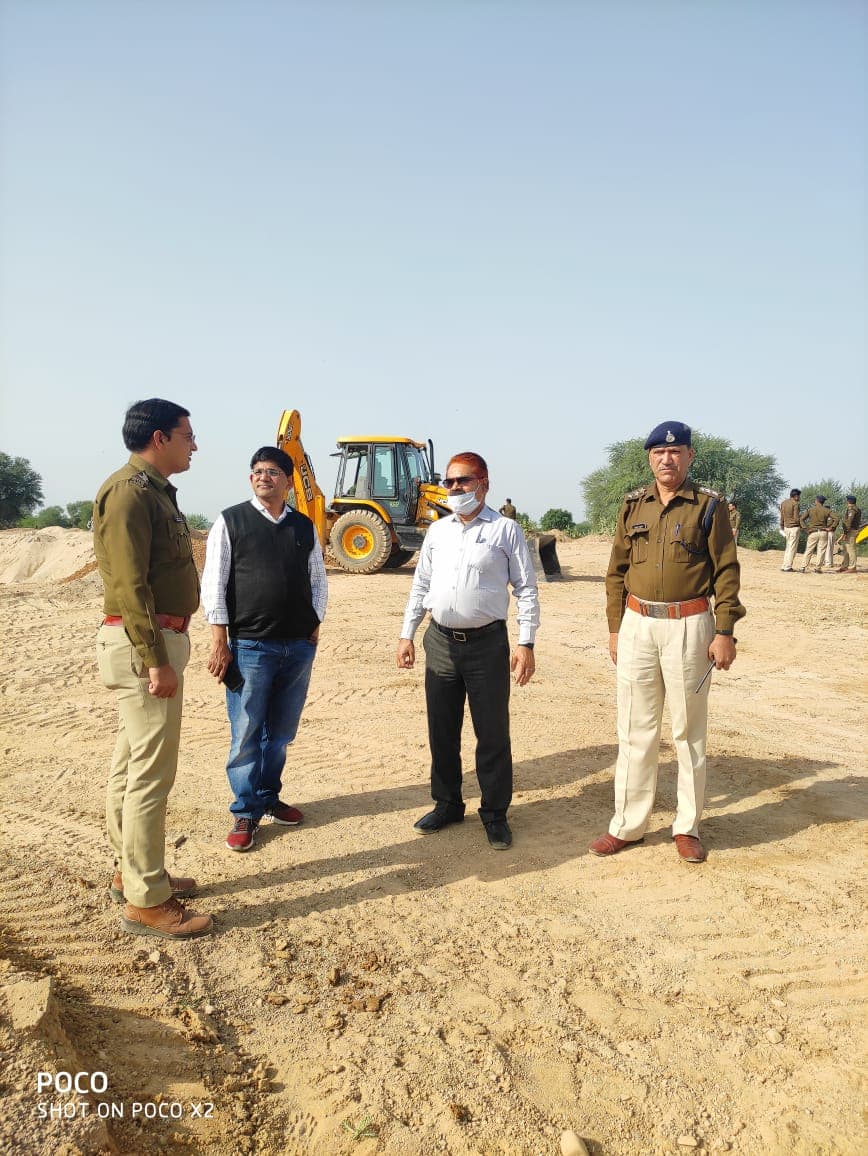 मुख्यमंत्री शिवराज के आदेश पर हुई अवैध डंप रेत पर कार्यवाही, चंबल में कलेक्टर ने जेसीबी से कराया नष्ट