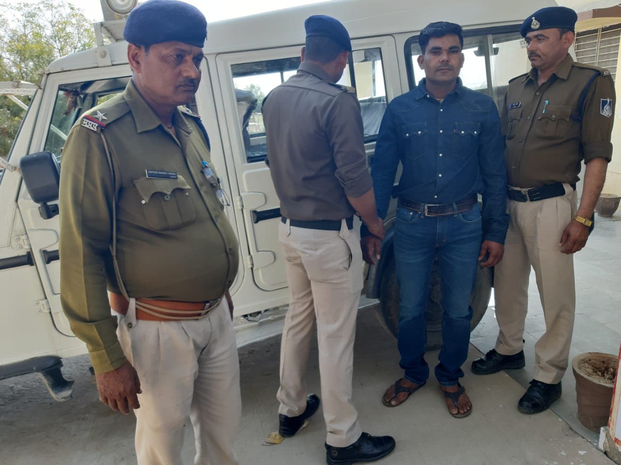 Datia News : पुलिस को मिली बड़ी सफलता, इनामी अंतर्राष्ट्रीय बदमाश गिरफ्तार