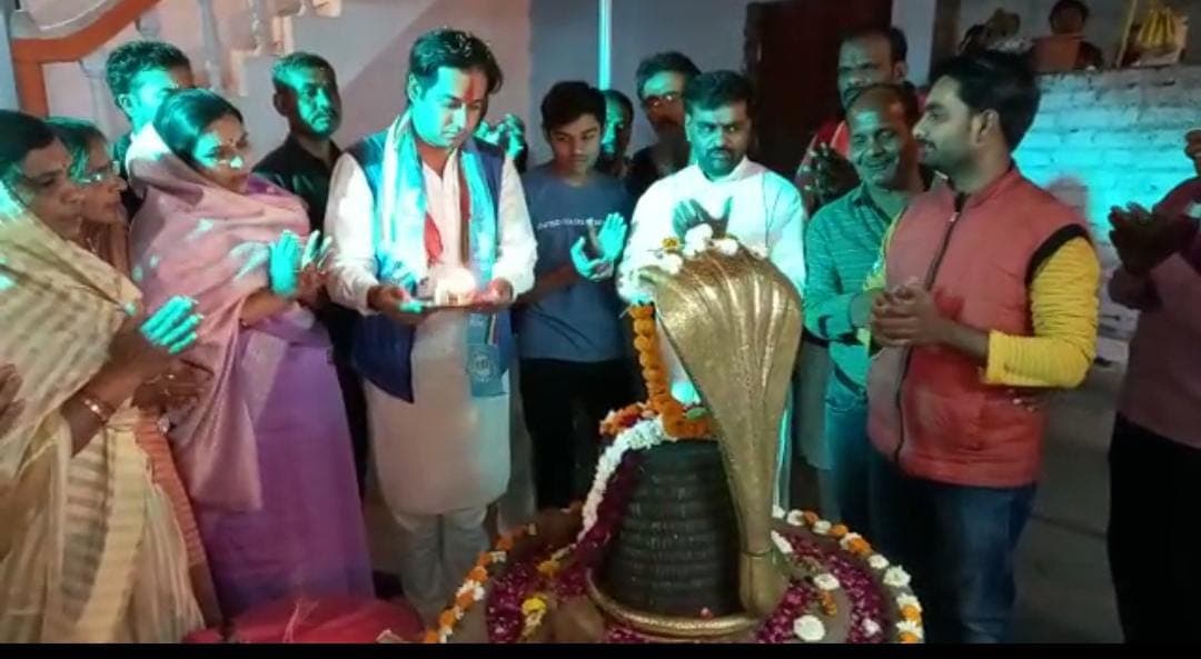 सिंधिया के गढ़ में जयवर्धन सिंह का शक्ति प्रदर्शन, मंदिर में दर्शन किए मजार पर झुकाया सिर